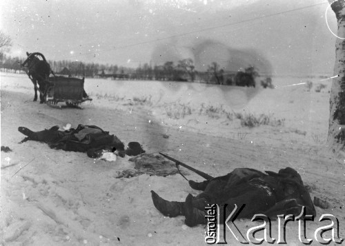 Zima 1920,  Łotwa.
5 pułk piechoty Legionów na Łotwie, ciała żołnierzy poległych w bitwie.
Fot. NN, zbiory Ośrodka KARTA, udostępnił Jacek 
Staszelis.

