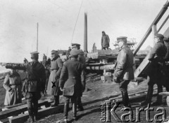 1920, Dyneburg [Dźwińsk]?, Łotwa.
5 pułk piechoty Legionów na Łotwie, generał Edward Rydz-Śmigły wizytuje żołnierzy budujących most na Dźwinie. 
Fot. NN, zbiory Ośrodka KARTA, udostępnił Jacek 
Staszelis.

