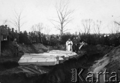 1920, Dynenburg (Dźwińsk), Łotwa.
5 pułk piechoty Legionów na Łotwie, pogrzeb poległych żołnierzy.
Fot. NN, zbiory Ośrodka KARTA, udostępnił Jacek 
Staszelis.

