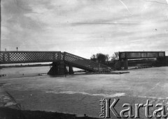 Zima 1920, Łotwa.
Zniszczony most kolejowy na Dźwinie. Żołnierze 5 pułku piechoty Legionów podczas przeprawy po lodzie.
Fot. NN, zbiory Ośrodka KARTA, udostępnił Jacek 
Staszelis.


