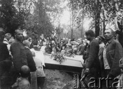 1920?,  Łotwa.?
5 pułk piechoty Legionów na Łotwie. Pogrzeb  poległych żołnierzy, na odwrocie pieczęć poczty polowej z datą 2.07.1920.
Fot. NN, zbiory Ośrodka KARTA, udostępnił Jacek 
Staszelis.


