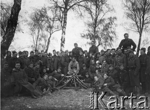Październik 1920, Łotwa.
Żołnierze 5 pułku piechoty Legionów, na odwrocie pieczęć poczty polowej z datą 25.04.1921.
Fot. NN, zbiory Ośrodka KARTA, udostępnił Jacek 
Staszelis.

