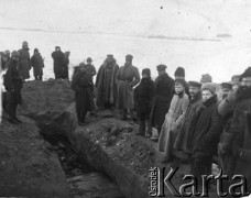 Styczeń 1920, Łotwa.
5 pułk piechoty Legionów na Łotwie. Pogrzeb żołnierzy poległych w bitwie pod Mozulą lub pod Wyszkami. 
Fot. NN, zbiory Ośrodka KARTA, udostępnił Jacek 
Staszelis, także w zbiorach CAW 25-498.



