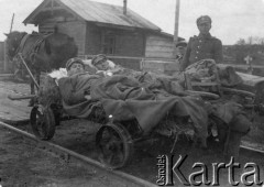 Kwiecień 1920, Łotwa.
Oficerowie 5 pułku Legionów ranni w potyczce z bolszewikami pod Chwastowem przewożeni drezyną do czołówki sanitarnej.
Fot. NN, zbiory Ośrodka KARTA, udostępnił Jacek 
Staszelis, także w zbiorach CAW sygn. 25-477.

