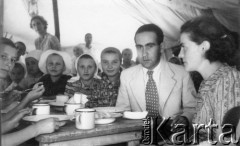1942-1946, Indie.
Ochronka dla polskich dzieci ewakuowanych z ZSRR wraz z 2 Korpusem Polskim, stołówka.
Fot. NN, zbiory Ośrodka KARTA
 
