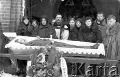 1918-1939, Polska.
Pogrzeb, rodzina za trumną przed drzwiami kościoła.
Fot. NN, zbiory Ośrodka KARTA, przekazał Mirosław Mączka.

