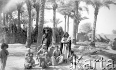 1943, Irak.
Arabskie kobiety z dziećmi.
Fot. NN, zbiory Ośrodka KARTA, spuścizna Antoniego Mączki, udostępnił Mirosław Mączka.
