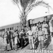 1943, Irak.
Żołnierzy 2 Korpusu Polskiego obok pociągu.
Fot. NN, zbiory Ośrodka KARTA, spuścizna Antoniego Mączki, udostępnił Mirosław Mączka.
