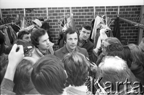 wrzesień-październik 1981, Gdańsk, Polska.
Obrady I Krajowego Zjazdu Delegatów NSZZ „Solidarność”. Na zdjęciu przewodniczący Zarządu Regionu  w Bydgoszczy Jan Rulewski (w środku) rozmawia z dziennikarzami.
Fot. Maciej Czarnocki, zbiory Ośrodka KARTA.
