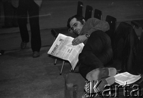 wrzesień-październik 1981, Gdańsk, Polska.
Obrady I Krajowego Zjazdu Delegatów NSZZ „Solidarność”. Na zdjęciu delegat czyta 