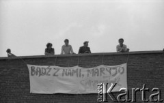 Sierpień 1982, Częstochowa, Polska
Na murze przed klasztorem na Jasnej Górze zawieszono transparent 
