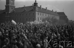 1-3.05.1982, Warszawa, Polska.
Demonstracja niezależna na placu Zamkowym. Na zdjęciu: manifestanci z transparentem: 