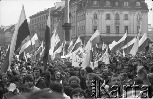 1-3.05.1982, Warszawa, Polska.
Demonstracja niezależna na placu Zamkowym. Na zdjęciu: manifestanci z flagami.
Fot. Maciej Czarnocki, zbiory Ośrodka KARTA