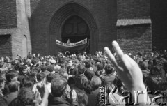 1.05.1982, Warszawa, Polska.
Demonstracja niezależna na Starym Mieście. Na zdjęciu: manifestanci pod katedrą św. Jana. W tle widać transparent: 