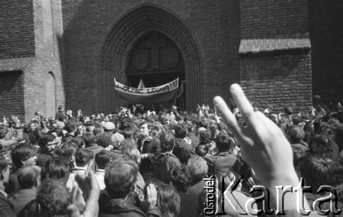 1.05.1982, Warszawa, Polska.
Demonstracja niezależna na Starym Mieście. Na zdjęciu: manifestanci pod katedrą św. Jana. W tle widać transparent: 