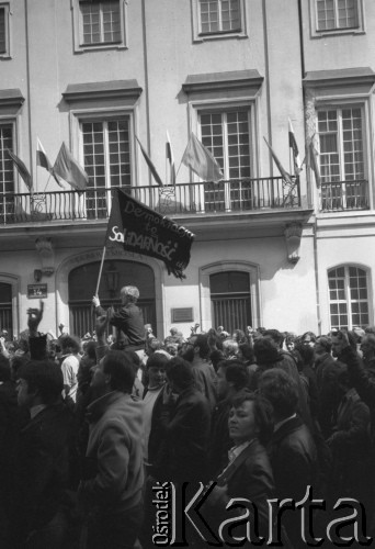 1.05.1982, Warszawa, Polska.
Demonstracja niezależna na Starym Mieście. Na zdjęciu: manifestanci na Starówce, dziecko trzyma transparent z napisem: 