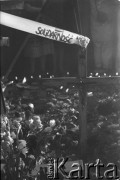 1.08.1982, Warszawa, Polska
Uroczystości w Dolince Katyńskiej na Cmentarzu Powązkowskim w rocznicę wybuchu Powstania Warszawskiego. Na zdjęciu krzyż z szarfą 