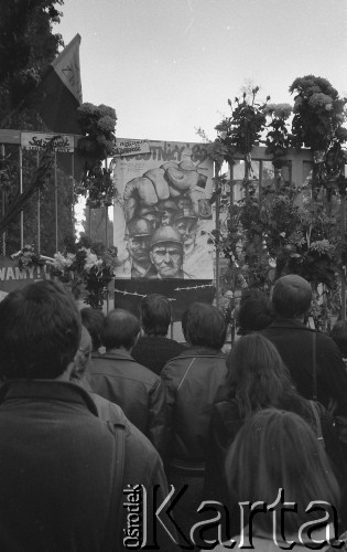 Październik 1982, Gdańsk, Polska
Protest pod bramą Stoczni Gdańskiej im. Lenina po decyzji władz o delegalizacji NSZZ 