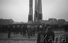 Październik 1982, Gdańsk, Polska
Protest pod bramą Stoczni Gdańskiej im. Lenina po decyzji władz o delegalizacji NSZZ 