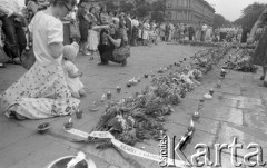 9.05.1982, Warszawa, Polska
Układanie krzyża kwietnego na placu Zwycięstwa (obecnie Piłsudskiego) upamiętniającego kardynała Stefana Wyszyńskiego. Na pierwszym planie widać szarfy z napisem: 