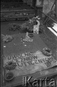 1983-1989, Warszawa, Polska.
Manifestacja przed symbolicznym grobem prezydenta II RP Ignacego Mościckiego. Na grobie obok ułożono transparent: 