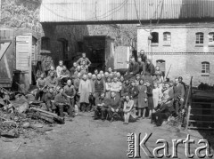 1947, Szczecin, Polska.
Grupowe zdjęcie właściciela i załogi niewielkiej szczecińskiej fabryki metalowej.
Fot. Kazimierz Seko, zbiory Ośrodka KARTA

