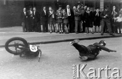1952, Bytom, Polska.
Upadek jednego z uczestników ulicznego wyścigu motocyklowego. 
Fot. Kazimierz Seko, zbiory Ośrodka KARTA


