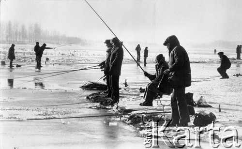Lata 60-70-te, Śląsk, Polska.
Wędkarze łowią ryby pod lodem na Zalewie Przeczyckim.
Fot. Kazimierz Seko, zbiory Ośrodka KARTA


