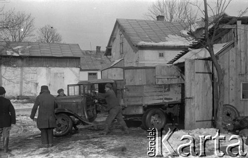 1943, Jaworów, woj. Lwów
Baza remontowa traktorów w budynkach dawnej elektrowni, pracownicy przy ciężarówce.
Fot. Kazimierz Seko, zbiory Ośrodka KARTA
 
