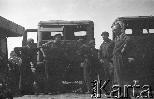 1943, Jaworów, woj. Lwów
Baza remontowa traktorów w budynkach dawnej elektrowni, pracownicy na placu.
Fot. Kazimierz Seko, zbiory Ośrodka KARTA
 
