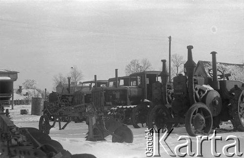 1943, Jaworów, woj. Lwów
Traktory na placu bazy remontowej.
Fot. Kazimierz Seko, zbiory Ośrodka KARTA
 
