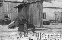 1943, Jaworów, woj. Lwów
Baza remontowa traktorów w budynkach dawnej elektrowni, dziewczynka i wyżeł Tell.
Fot. Kazimierz Seko, zbiory Ośrodka KARTA
 
