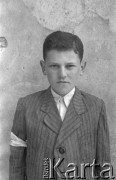 1943, Jaworów, woj. Lwów
Żydowski chłopiec z opaską.
Fot. Kazimierz Seko, zbiory Ośrodka KARTA
 
