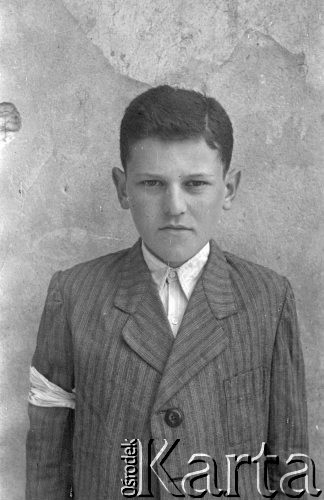 1943, Jaworów, woj. Lwów
Żydowski chłopiec z opaską.
Fot. Kazimierz Seko, zbiory Ośrodka KARTA
 
