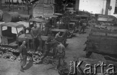 1943, Jaworów, woj. Lwów
Baza remontowa traktorów w budynkach dawnej elektrowni, pracownicy na placu przy traktorach.
Fot. Kazimierz Seko, zbiory Ośrodka KARTA
 

