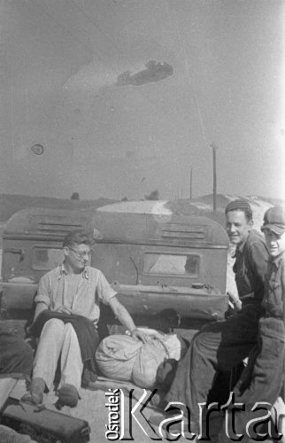 1943, Jaworów, woj. Lwów
Kazimierz Seko (z lewej) i Zbigniew Utzig podczas jazdy ciężarówką.
Fot. 