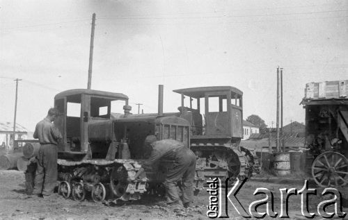1943, Jaworów, woj. Lwów
Baza remontowa traktorów na terenie dawnej elektrowni.
Fot. Kazimierz Seko, zbiory Ośrodka KARTA
 
