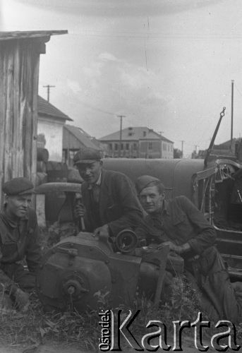 1943, Jaworów, woj. Lwów
Baza remontowa traktorów na terenie dawnej elektrowni, pracownicy.
Fot. Kazimierz Seko, zbiory Ośrodka KARTA
 

