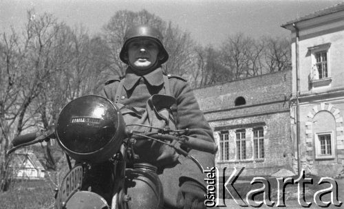1943, Jaworów, woj. Lwów
Baza remontowa traktorów na terenie dawnej elektrowni, niemiecki żołnierz na motocyklu.
Fot. Kazimierz Seko, zbiory Ośrodka KARTA
 
