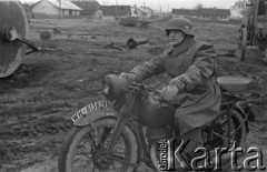 1943, Jaworów, woj. Lwów
Baza remontowa traktorów na terenie dawnej elektrowni, niemiecki żołnierz na motocyklu.
Fot. Kazimierz Seko, zbiory Ośrodka KARTA
 
