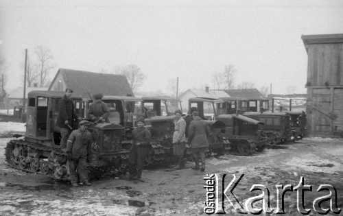 1943, Jaworów, woj. Lwów
Baza remontowa traktorów na terenie dawnej elektrowni, pracownicy i traktory.
Fot. Kazimierz Seko, zbiory Ośrodka KARTA
 
