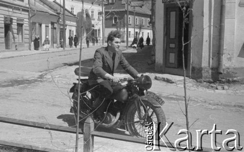 1943, Jaworów, woj. Lwów
Ulica miasteczka, mężczyzna na motocyklu.
Fot. Kazimierz Seko, zbiory Ośrodka KARTA
 
