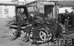 1943, Jaworów, woj. Lwów
Baza remontowa traktorów na terenie dawnej elektrowni, pracownicy.
Fot. Kazimierz Seko, zbiory Ośrodka KARTA
 
