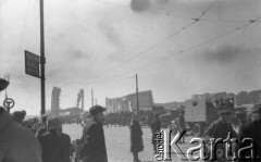 1946, Warszawa, Polska.
 Aleje Jerozolimskie, ruch uliczny, w tle ruiny Dworca Głównego.
 Fot. Kazimierz Seko, zbiory Ośrodka KARTA
   
