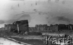 1946, Warszawa, Polska.
 Fragment miasta, zniszczony budynek Dworca Głównego.
 Fot. Kazimierz Seko, zbiory Ośrodka KARTA
   
