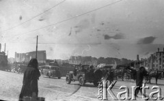 1946, Warszawa, Polska.
 Aleje Jerozolimskie, samochody i dorożki, z lewej ruiny Dworca Głównego.
 Fot. Kazimierz Seko, zbiory Ośrodka KARTA
   
