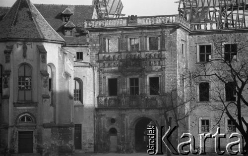 1951, Brzeg, Dolny Śląsk, Polska.
Zruinowany zamek.
Fot. Kazimierz Seko, zbiory Ośrodka KARTA
 
