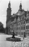 1951, Nysa, Dolny Śląsk, Polska.
Odbudowa nyskiej Starówki, fontanna.
Fot. Kazimierz Seko, zbiory Ośrodka KARTA
 

