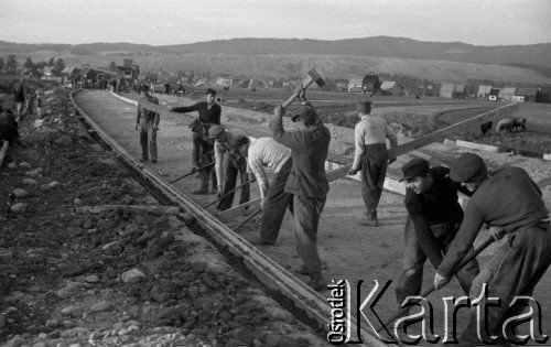 1949, Polska.
Budowa szosy.
Fot. Kazimierz Seko, zbiory Ośrodka KARTA
 
