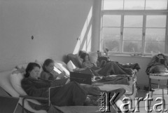 Jesień 1949, Zakopane, Polska.
Pacjentki sanatorium przeciwgruźliczego 